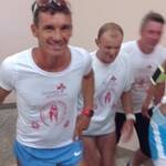 alcuni podisti sulla scala del Municipio