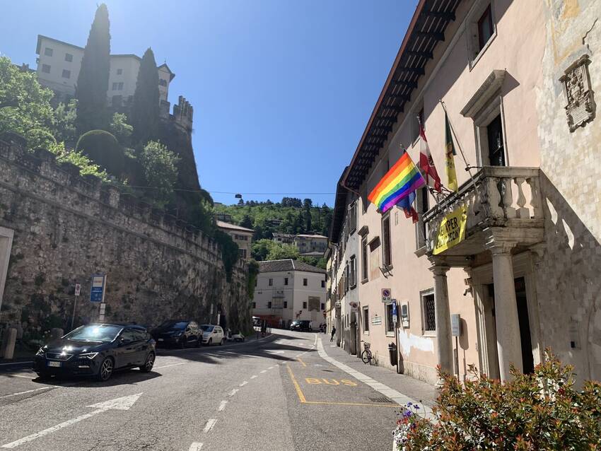 bandiere esposte a palazzo pretorio