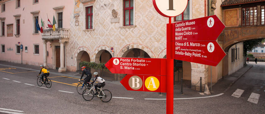 Ciclisti in Piazza del Podestà, segnaletica delle piste ciclabili (foto F. Pernigo)