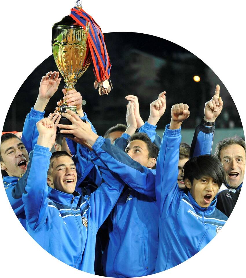 giocatori che innalzano la coppa